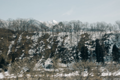 雪と土の肌