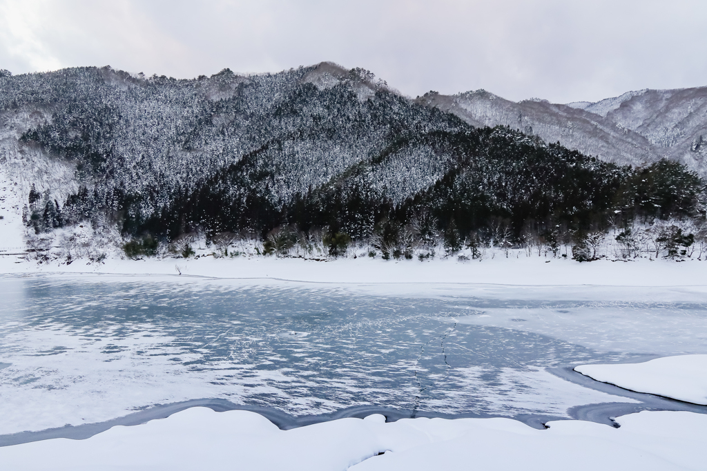 凍りついたダム湖