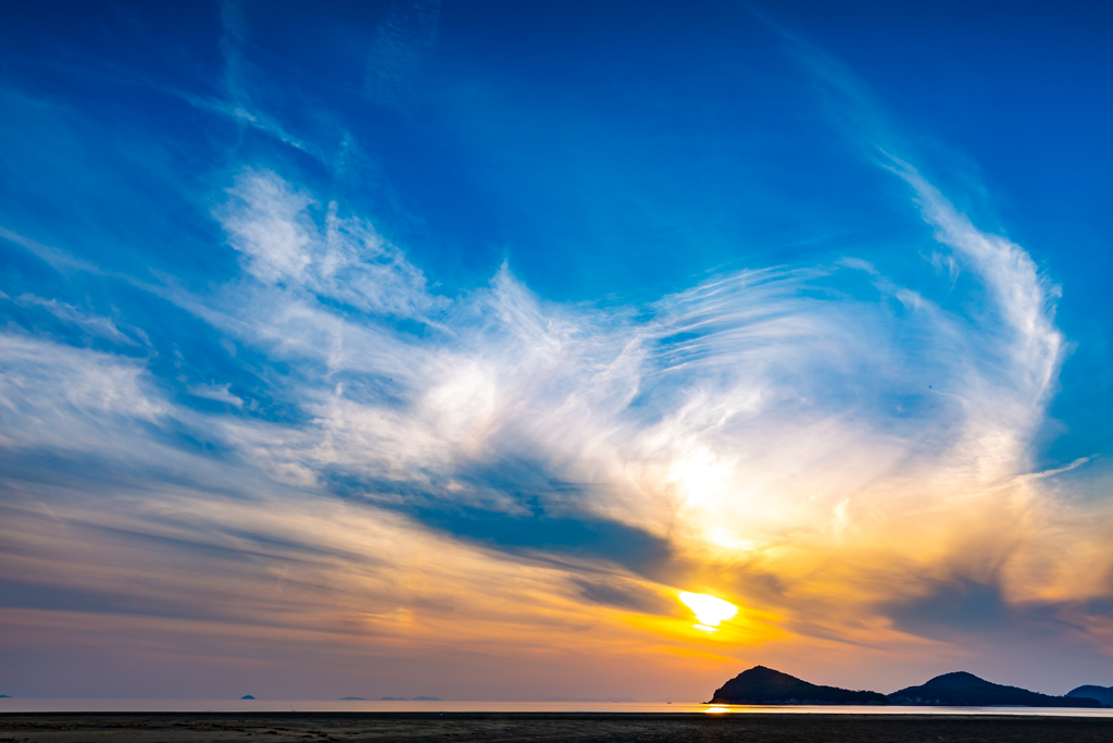 夏に向かう父母ヶ浜の空