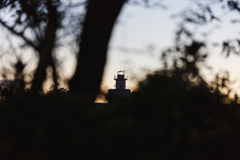 草影から灯台の夕景