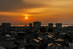 琵琶湖と街並みと朝日