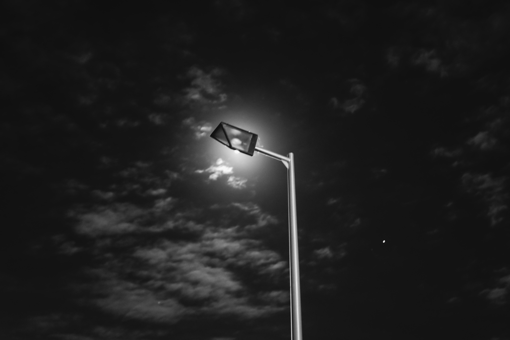 光を失った街灯の月の光を重ねて。