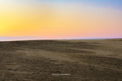 砂丘と淡い空