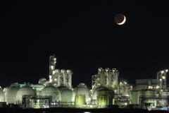 三日月と工場夜景