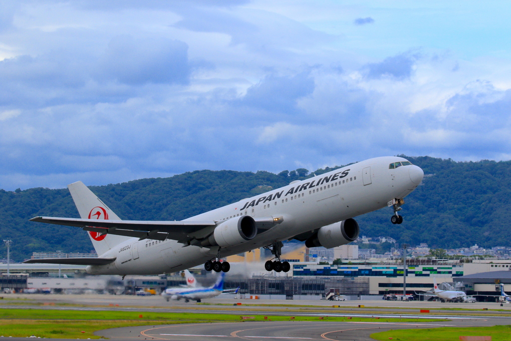 ITAMI RWY14L/R