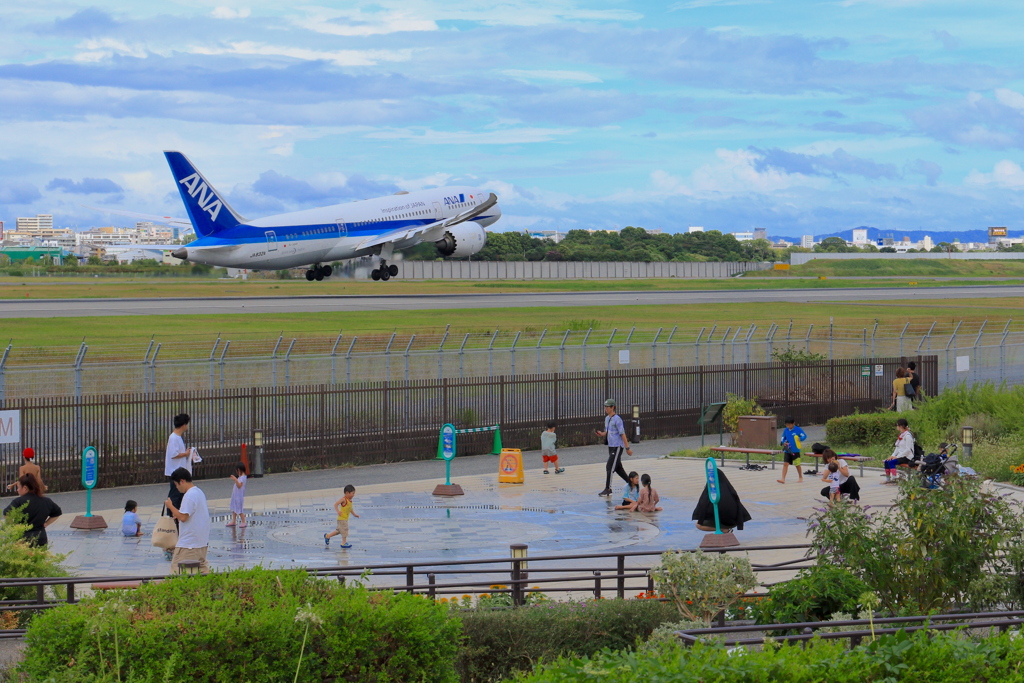 ITAMI RWY14L/R