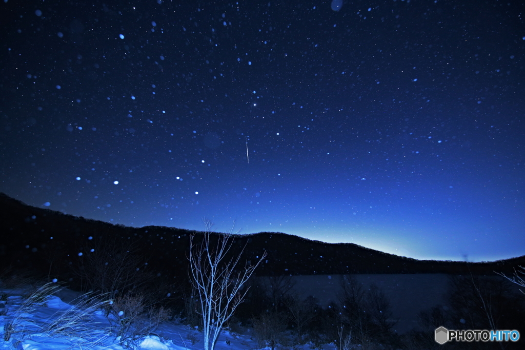 凍てつく夜に流れる星