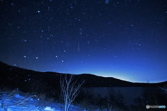 凍てつく夜に流れる星