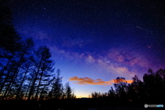 夜明け前の天の川と流れ星-2
