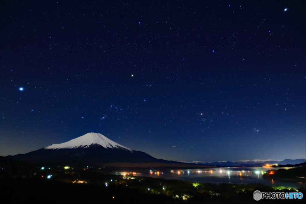 富士を彩る星と灯り