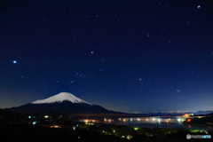 富士を彩る星と灯り