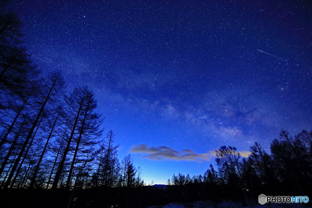 夜明け前の天の川と流れ星