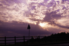 雲の切れ目から出る夕日の光