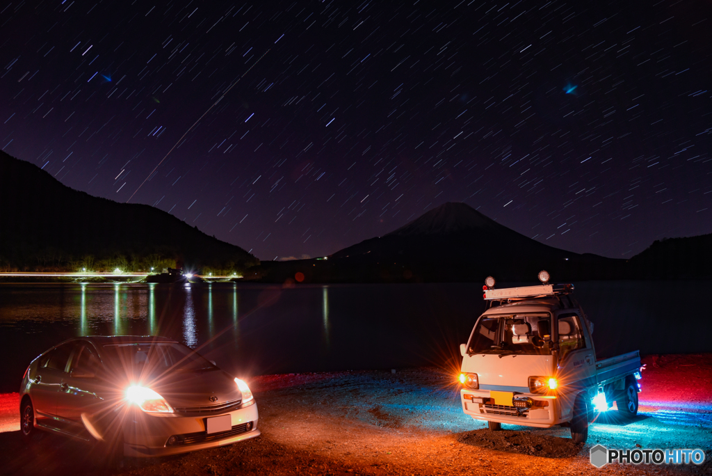 車と星の光と影の富士