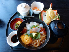 うさぎ三段跳び丼定食