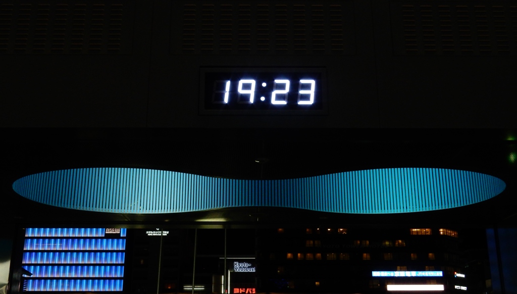 19：23