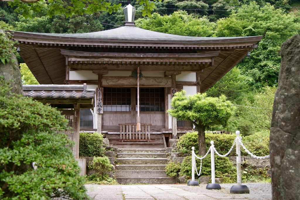 佇む