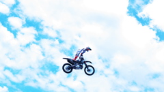 バイクが駆けるのは「地」だけじゃない