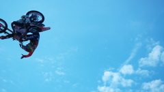 バイクが駆けるのは「地」だけじゃない ２