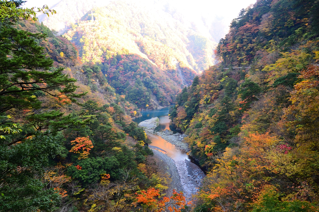 吊り橋のある山の秋