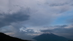 「吊し雲に笠雲」