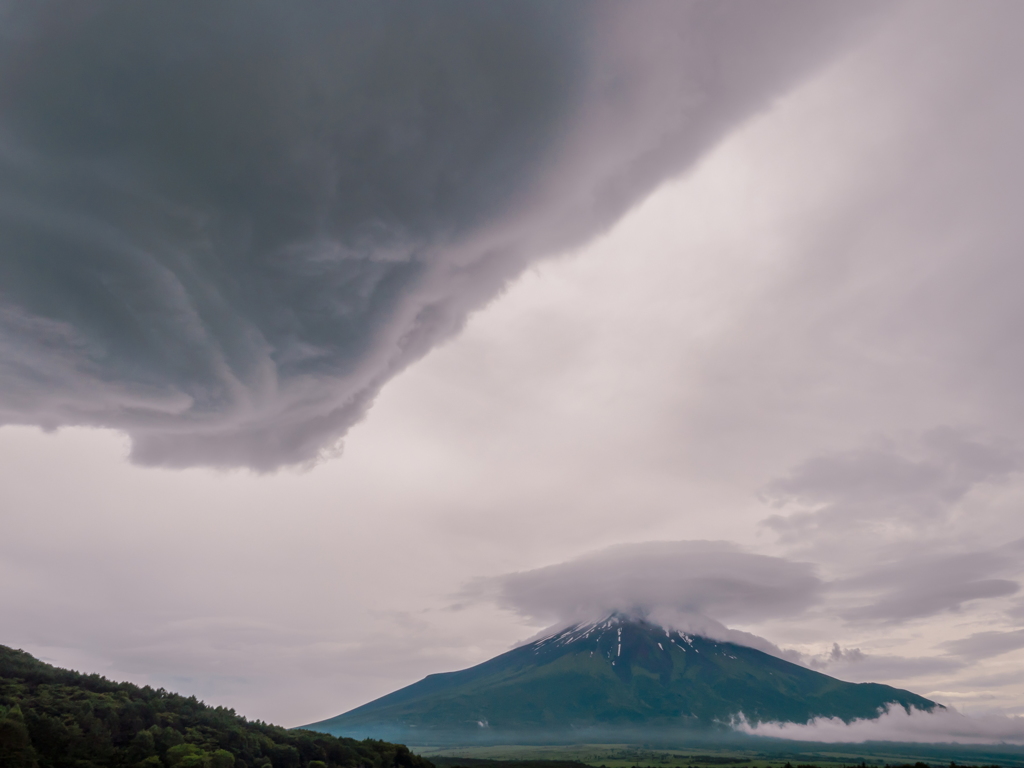 大吊し雲と笠雲