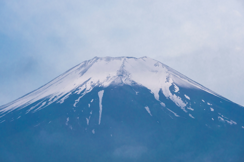 薄っすらと新雪富士