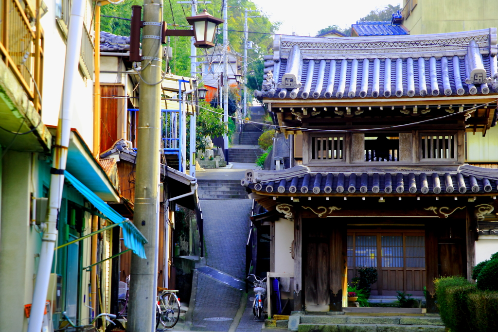 寺の横の坂道