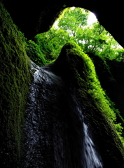 洞窟内にある珍しいシワガラの滝