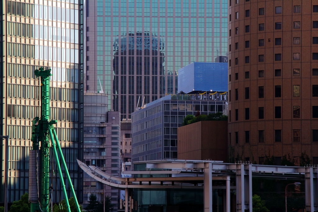 大阪駅前ビル街の光影 