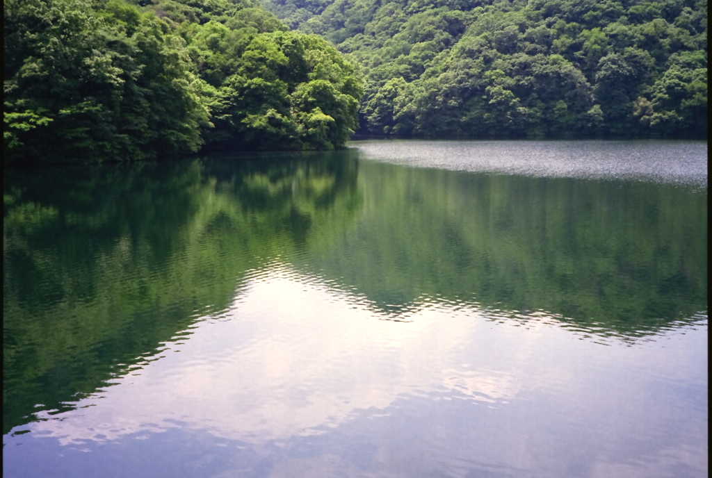 静寂の布引ダム湖
