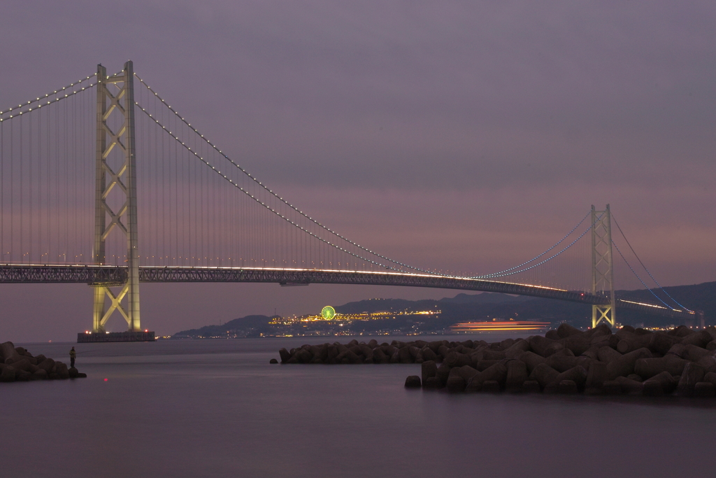 黄昏の明石海峡大橋