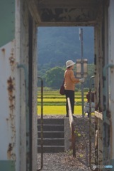 畑の中の古い駅