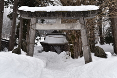 雪に埋もれた神社