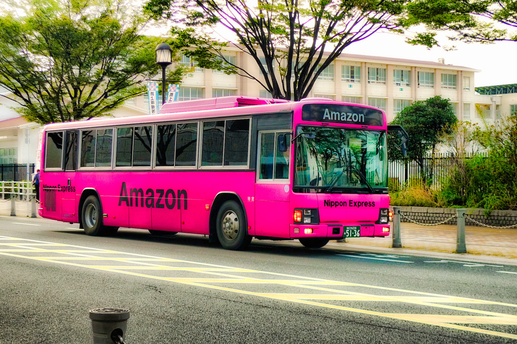 Amazonさんバスピンク