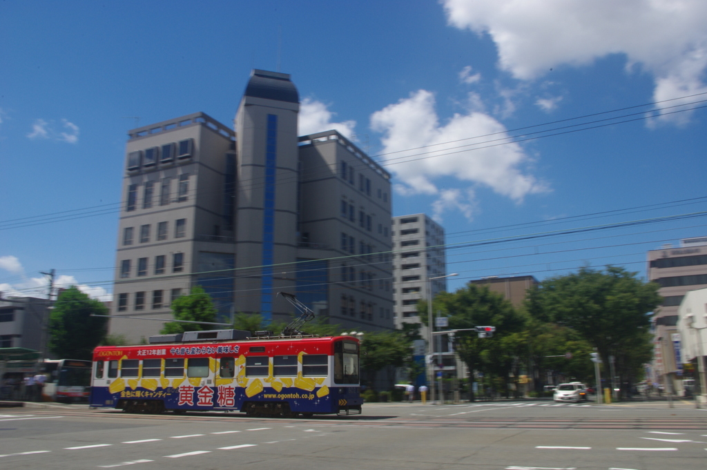 チンチン電車赤黄青