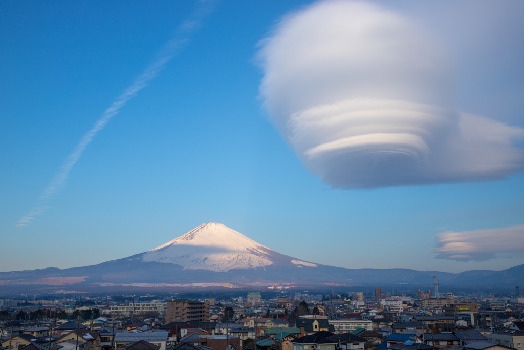 我が家からの富士山　（吊るし雲の共演）