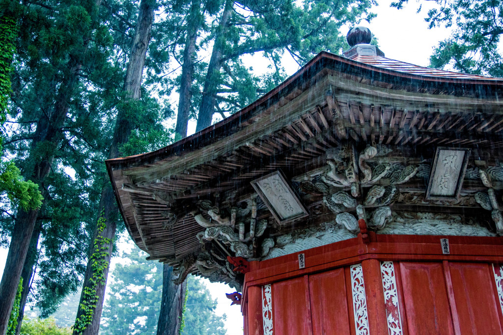 雨の寺　八角堂