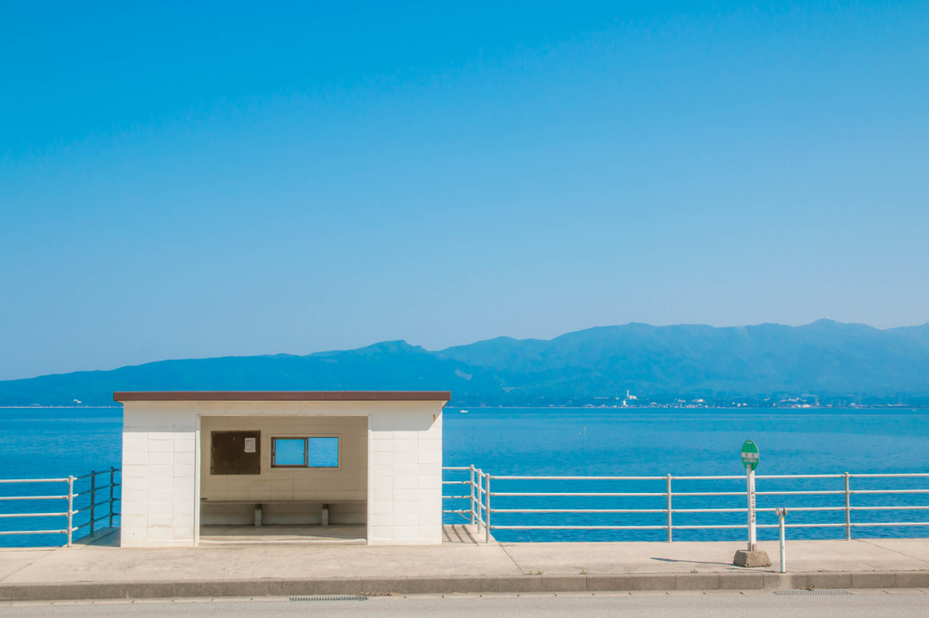 海岸沿いのバス停