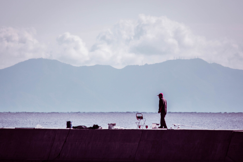 釣り人と弥彦山