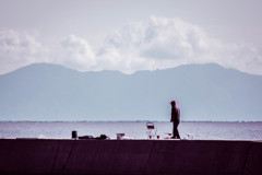 釣り人と弥彦山