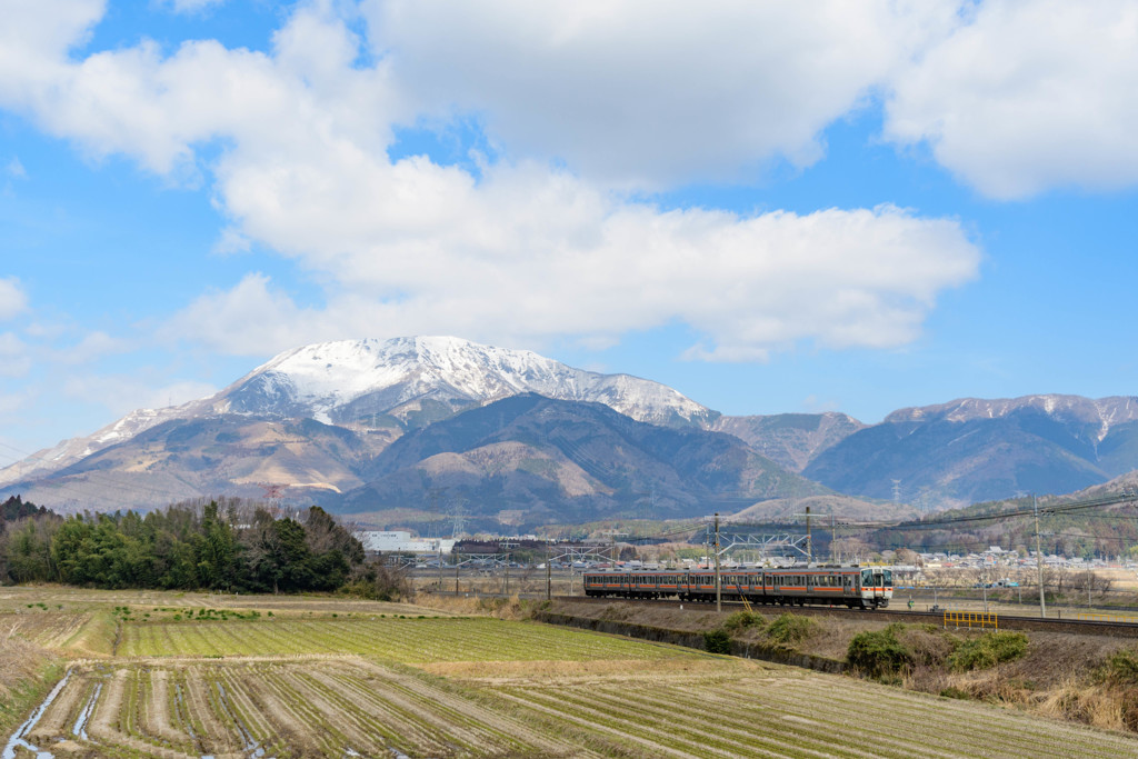 伊吹山を従えて