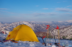 越後の峰々を背に