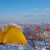 越後の峰々を背に