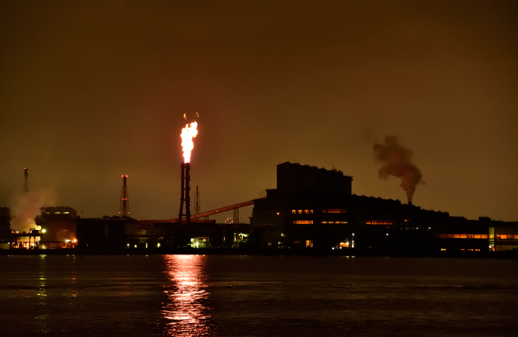 燃える秋の工場夜景