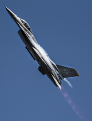 高速上昇のF-16