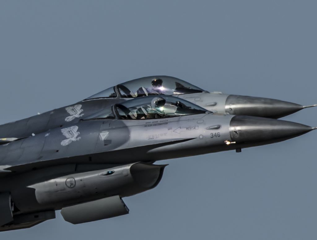 見られてました。F-16に！