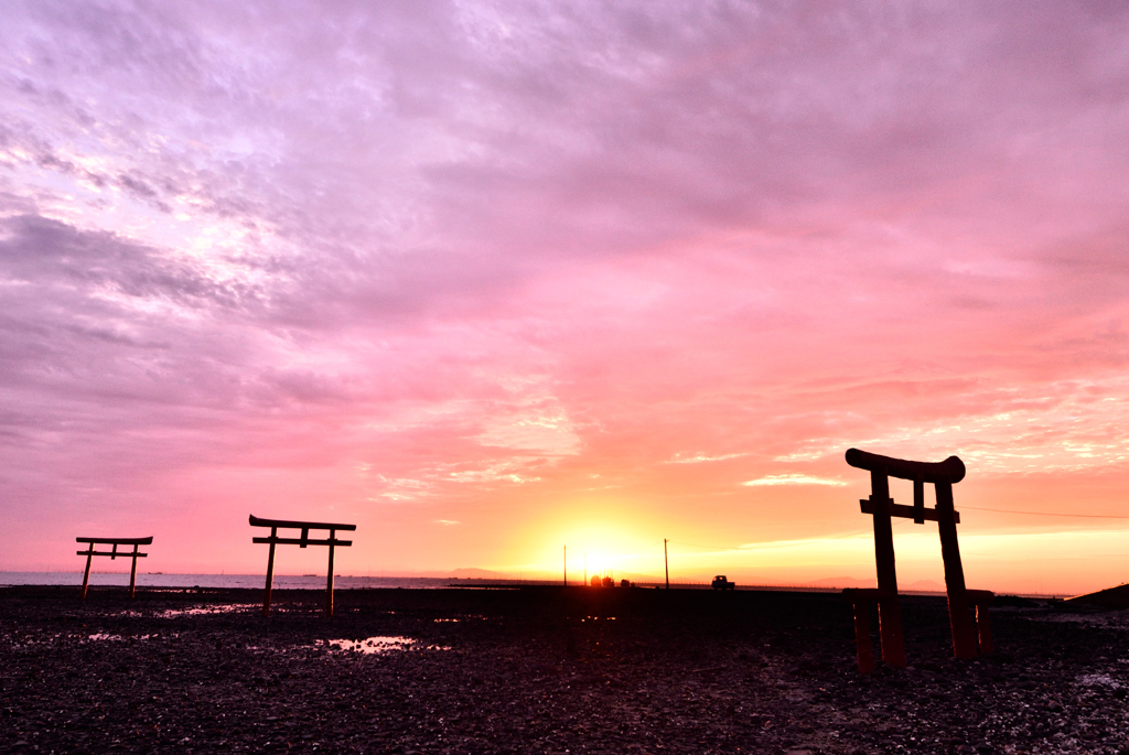 三つの鳥居がある漁村の朝景。