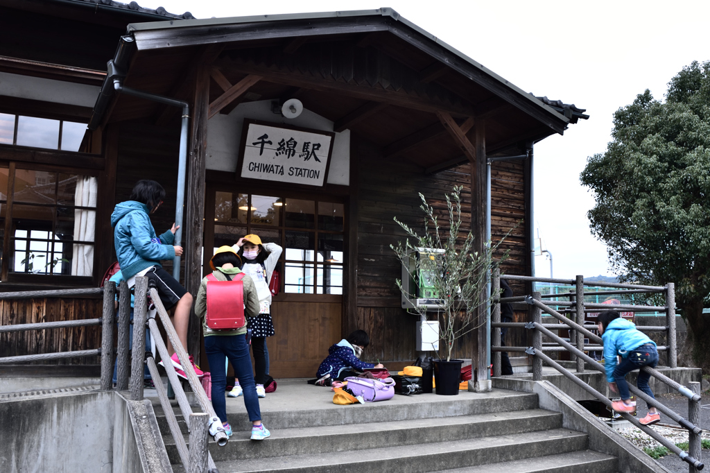 駅舎に入れなくなった子供たち。。。