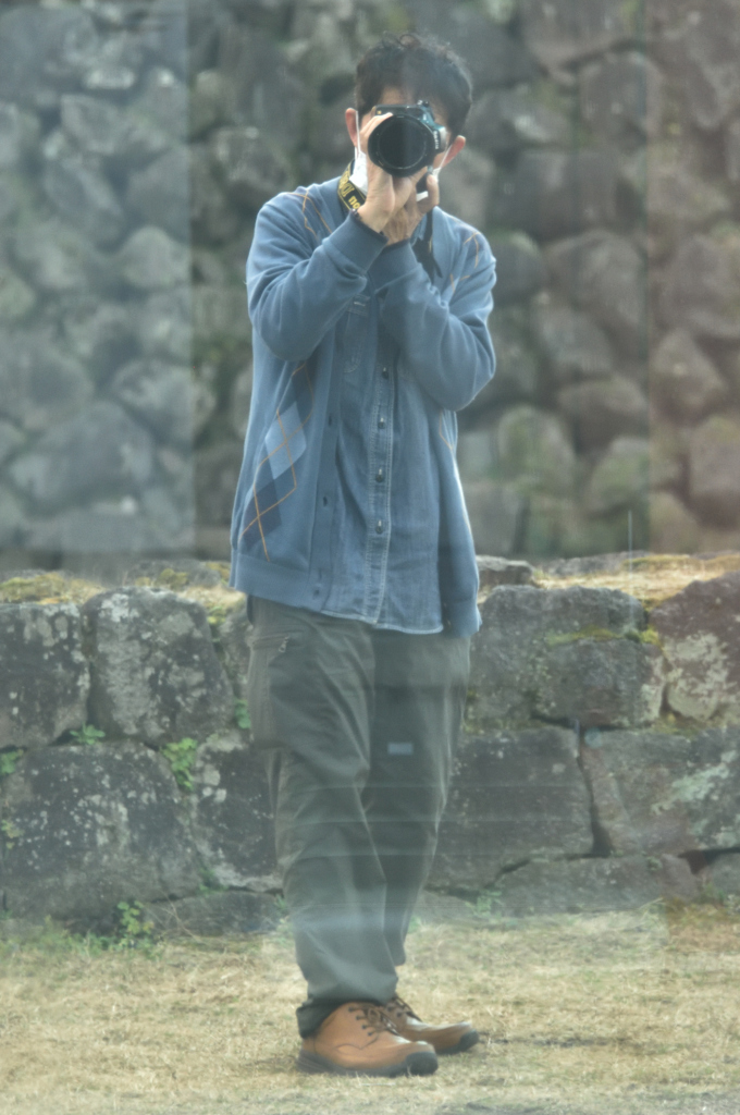 江戸時代の石垣を背にしたガラス越しの相棒